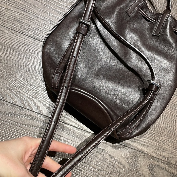 ARITZIA | Auxiliary Brown Leather Bucket Bag Backpack - Picture 15 of 15
